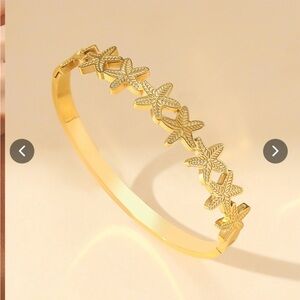 Luxurious Gold Starfish Bracelet
